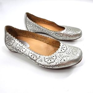 Women's 8 B Earthies Bindi Silver Leather Ballet Flat Shoes Loafer Perforated